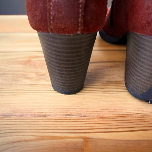 Clarks Women's Pause
Camelia Boot Size 8M Block
Heel Chelsea Red Suede Pull
On - Picture 9 of 12